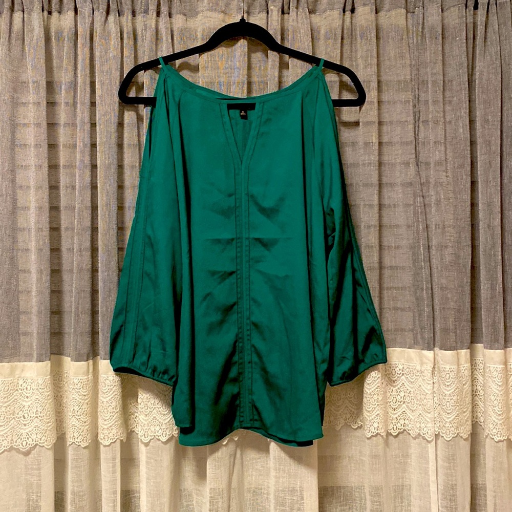 XL Kelly green blouse. Key hole front. Peak a boo shoulder.